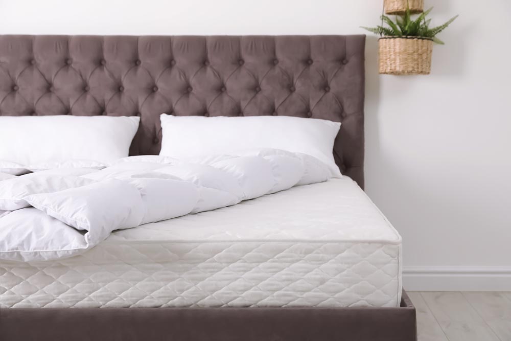 Abgezogenes sauberes Bett: Matratzenreinigung von Dillerup