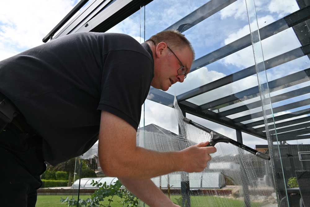 Dillerup Glasreinigung: Fensterputzer bei der Arbeit